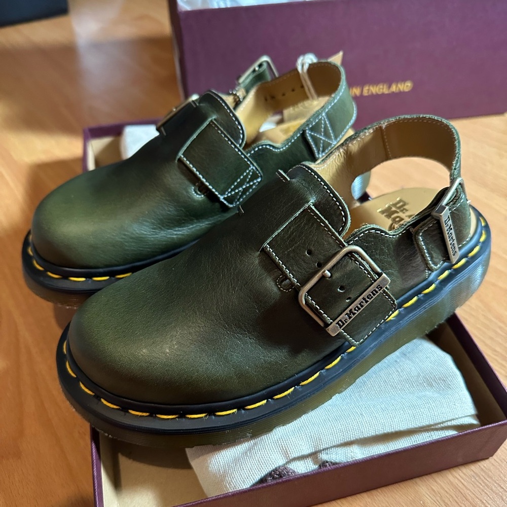 NEW DR. MARTENS: made in England
Jorge Classic Leather Slingback Mules - Unisex